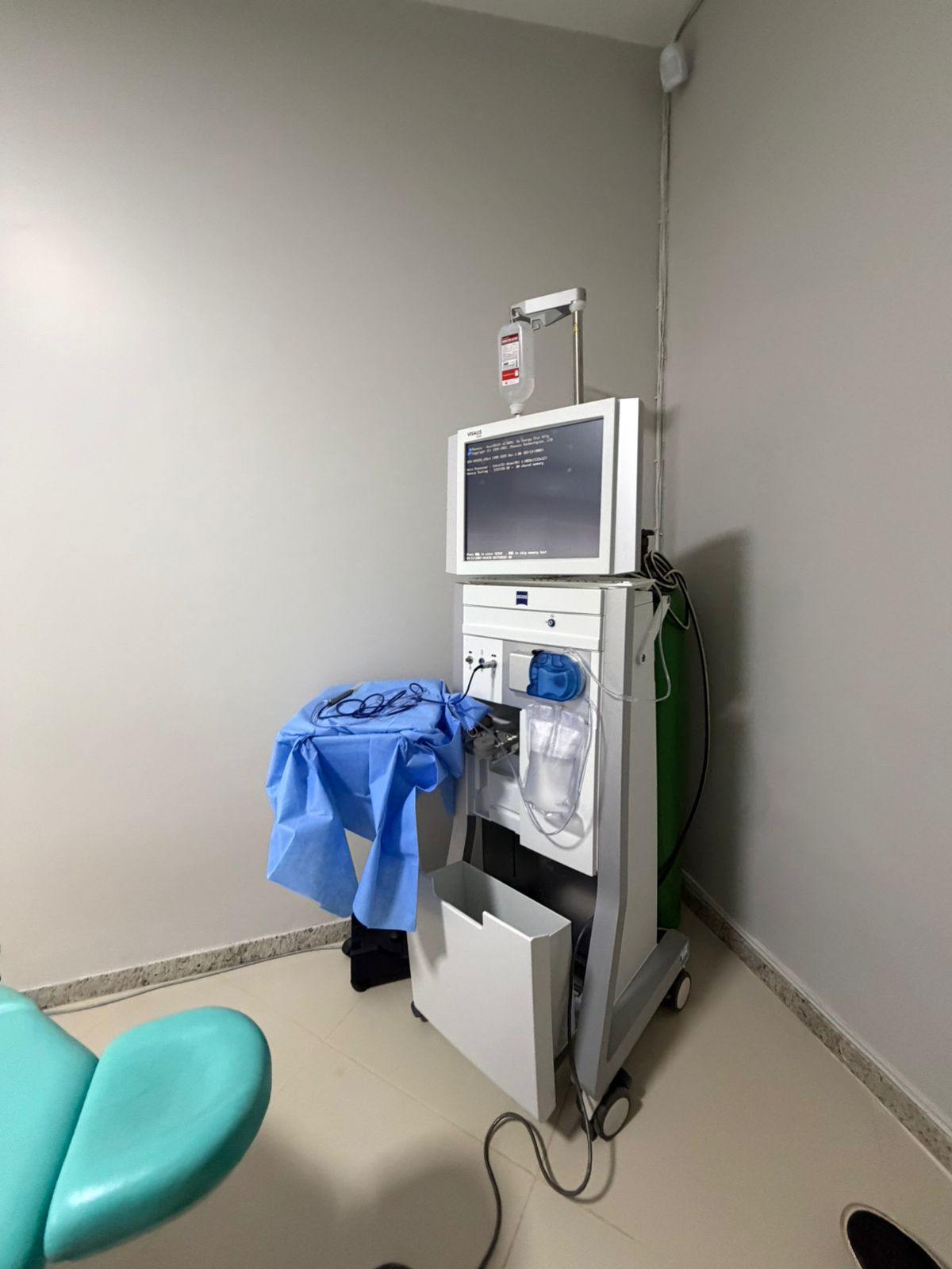 Técnico calibrando laser oftalmológico
